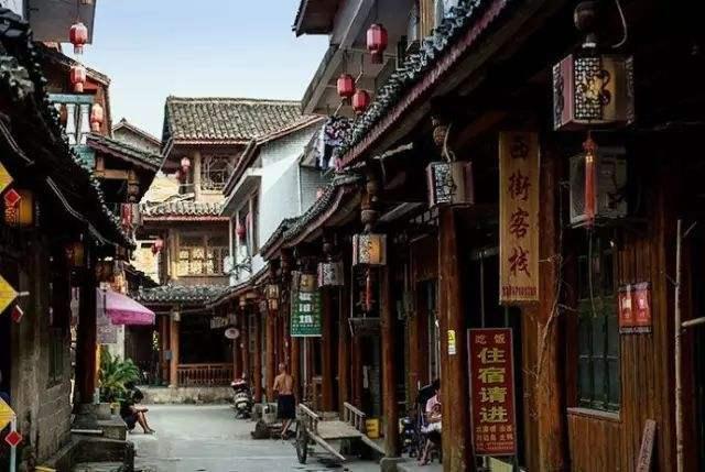 酒业人士:节前白酒动销分化明显,江小白、老村长销量极速下滑